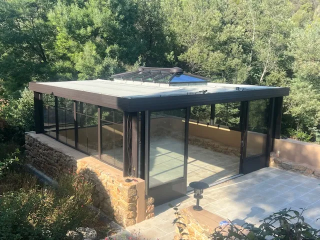 Véranda toit plat avec lanterneau posée par Habitat Véranda dans le Var
